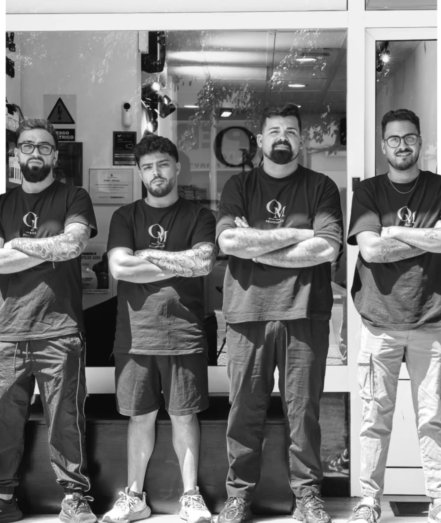 Los cuatro barberos de Omar Méndez, delante del local en la Avenida de Canarias